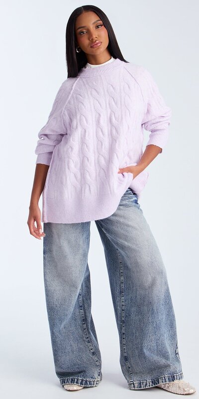 Pletený sveter s vrkočovým vzorom v fialovej farbe