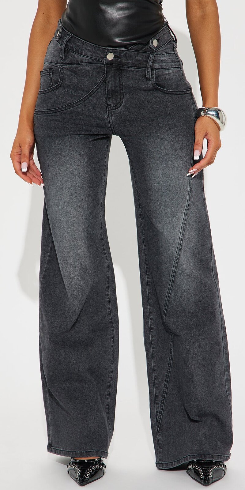 Široké džínsy s pásovým detailom v čiernej farbe