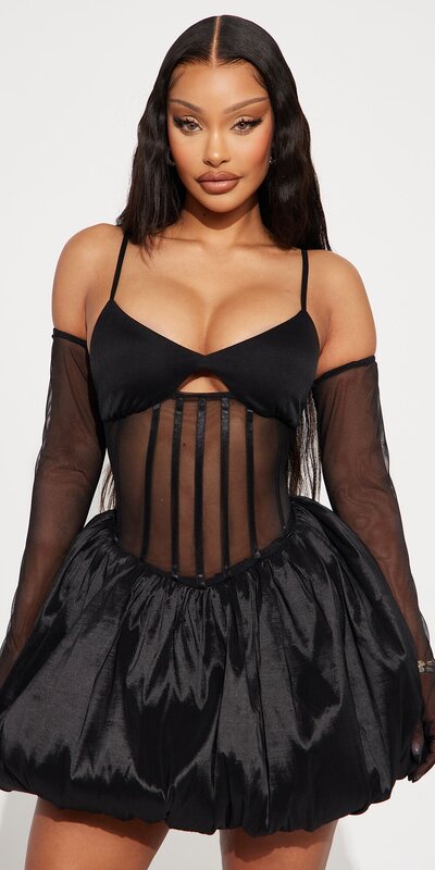 Organza mini šaty s korzetovým pásom v čiernej farbe