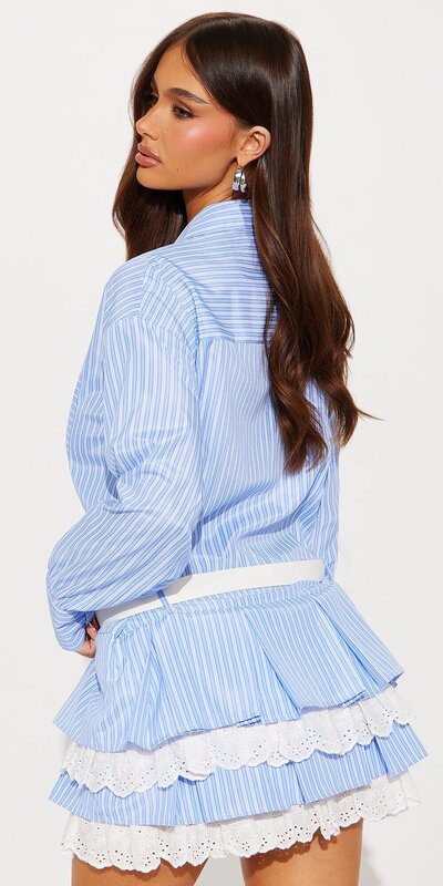 Pruhované košeľové mini šaty s volánovou sukňou v modrej farbe