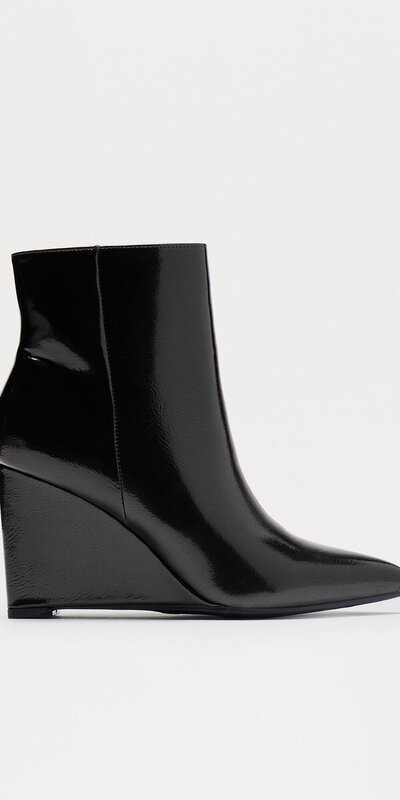 Lakované členkové čižmy na klinovom podpätku v čiernej farbe