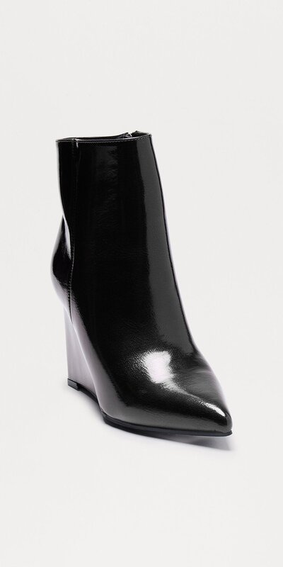 Lakované členkové čižmy na klinovom podpätku v čiernej farbe