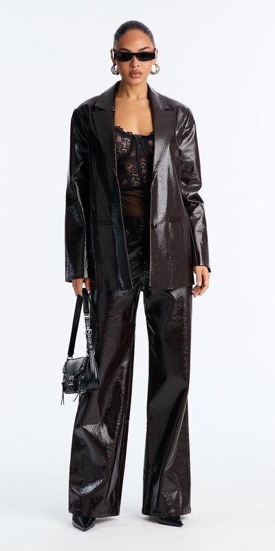 Lakované sako na gombík v hnedej farbe