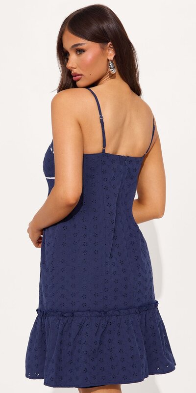 Mini šaty v modrej farbe s viazaním vpredu a dierkovanou výšivkou