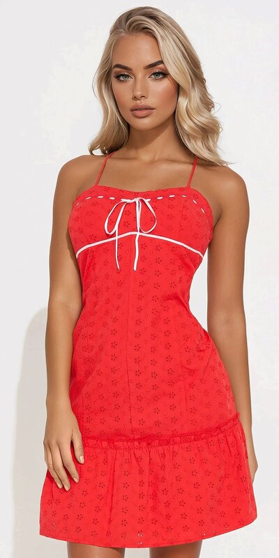Mini šaty v červenej farbe s viazaním na hrudi a dierkovaným vzorom
