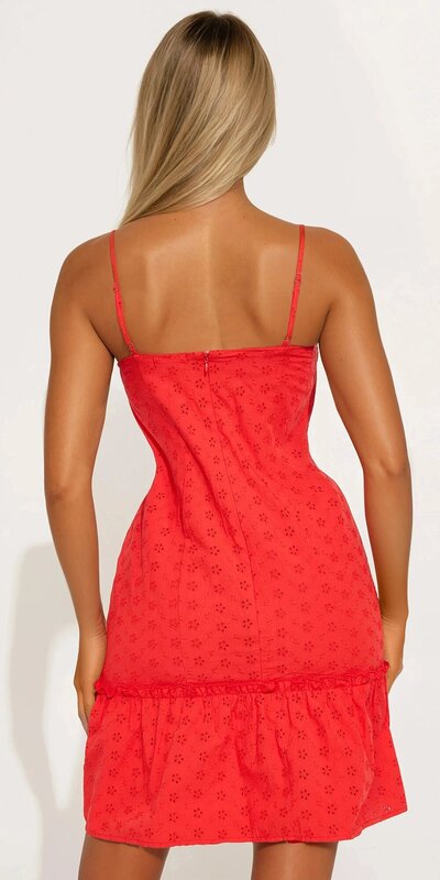 Mini šaty v červenej farbe s viazaním na hrudi a dierkovaným vzorom Červená