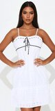 Biele mini šaty s viazaním vpredu a romantickou dierkovanou výšivkou