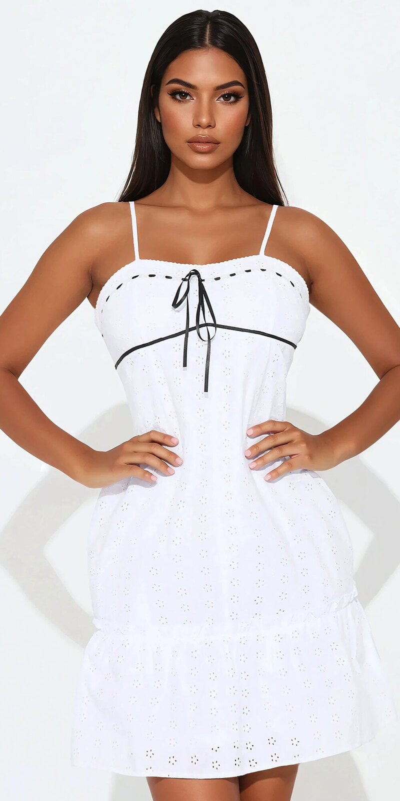 Biele mini šaty s viazaním vpredu a romantickou dierkovanou výšivkou