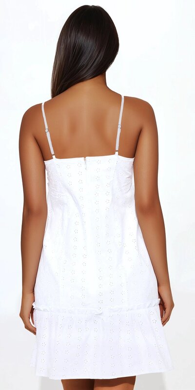 Biele mini šaty s viazaním vpredu a romantickou dierkovanou výšivkou