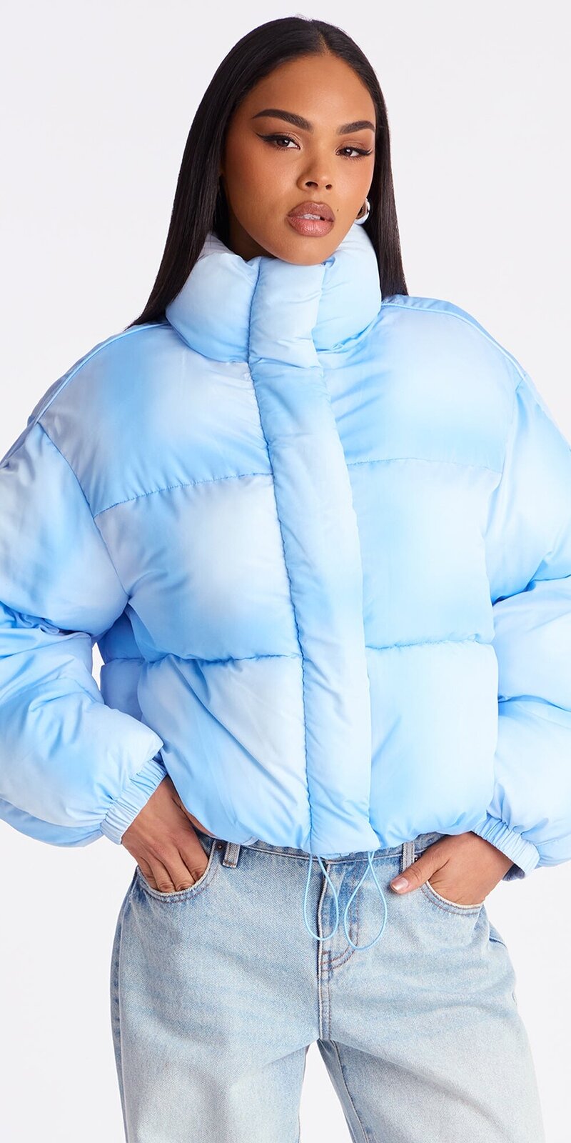 Krátka prešívaná bunda v modrej farbe s ombré efektom Modrá