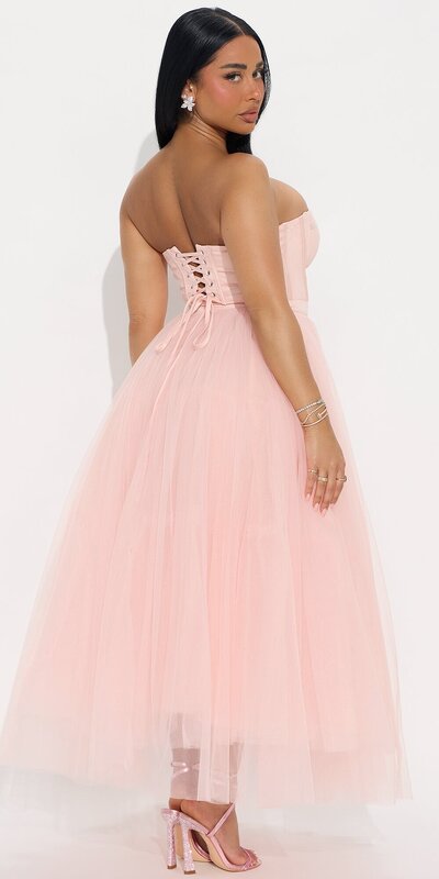 Tylové midi šaty s korzetovým pásom v ružovej farbe