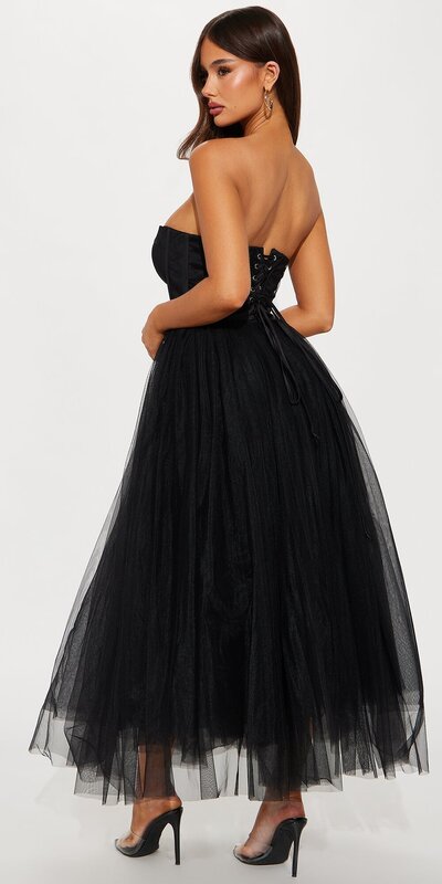 Tylové midi šaty s korzetovým pásom v čiernej farbe