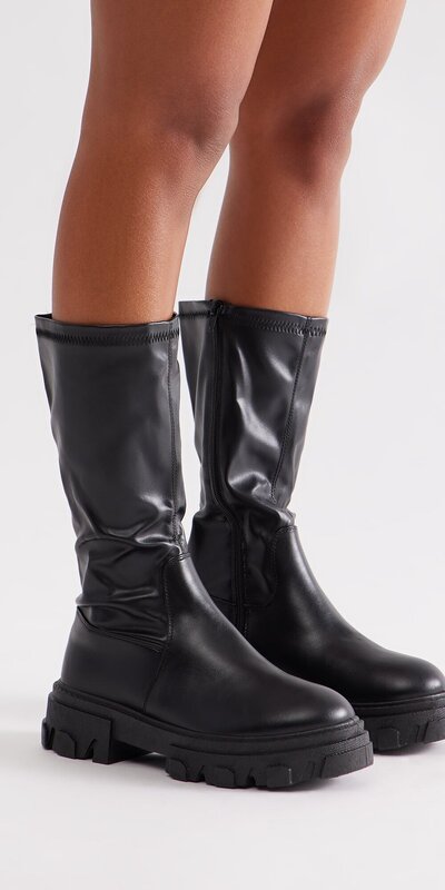 Čižmy na plochej podrážke v čiernej farbe