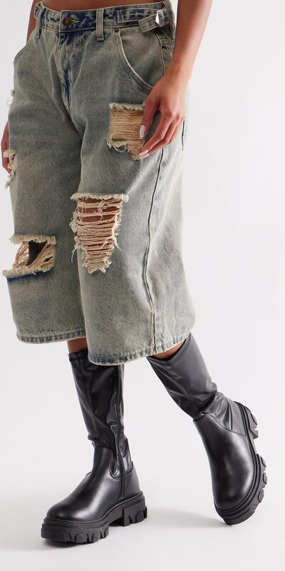 Čižmy na plochej podrážke v čiernej farbe