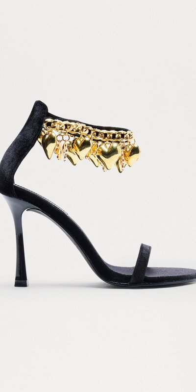 Sandále na podpätku so srdcom v čiernej farbe