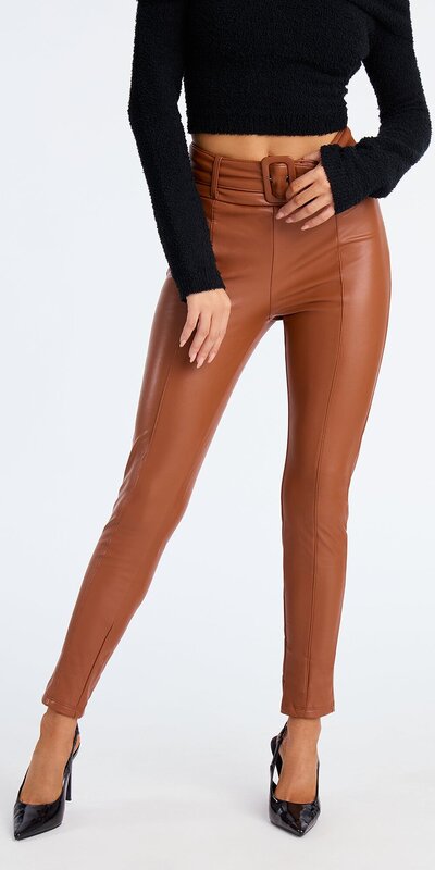 Hnedé nohavice s koženým vzhľadom a viazaním v páse