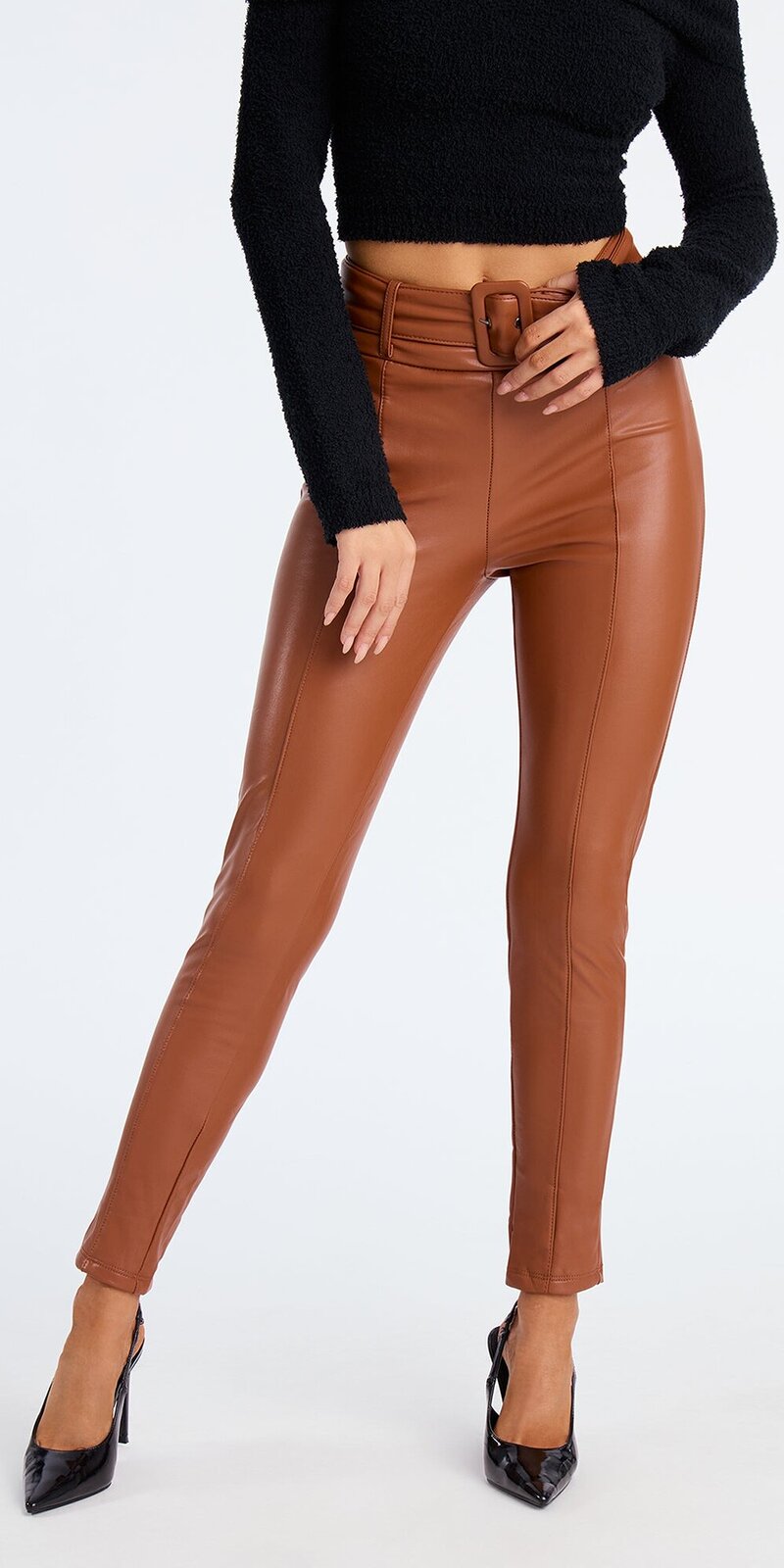 Hnedé nohavice s koženým vzhľadom a viazaním v páse