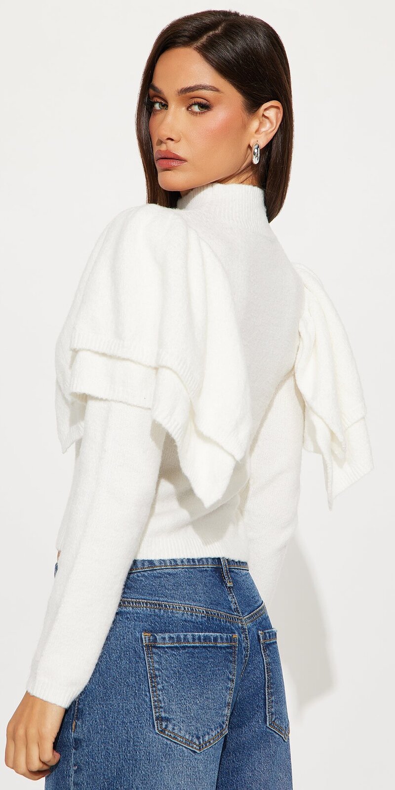 Biely pletený sveter so stojačikom a volánmi na ramenách