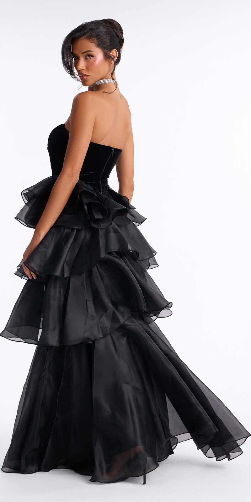 Čierne organzové maxi šaty so zamatovým korzetom a volánovou sukňou
