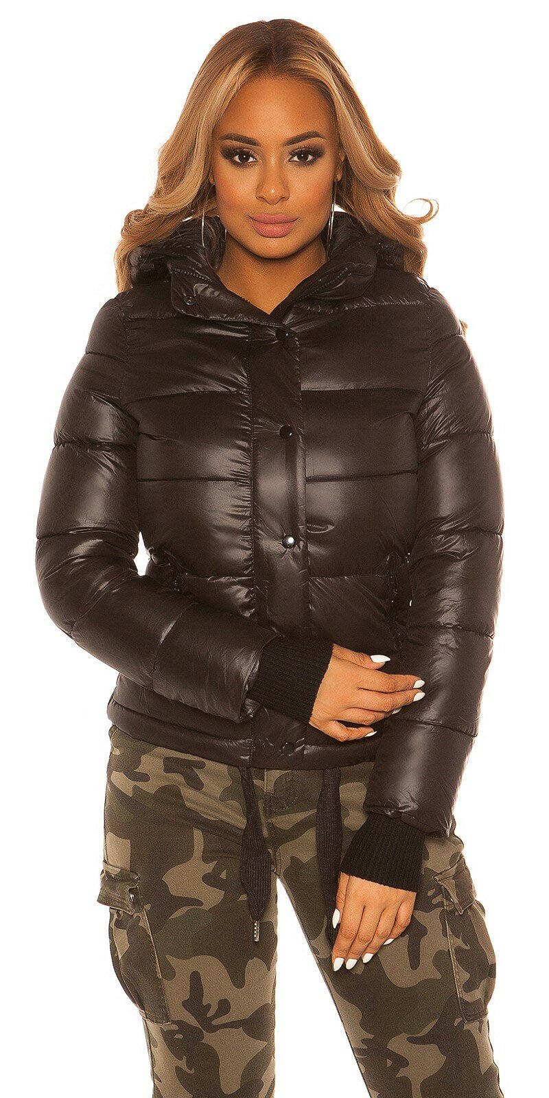 Dámska krátka zimná bunda s kapucňou Čierna