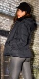 Krátka zimná bunda s čiernou podšívkou v kapucni Tmavomodrá