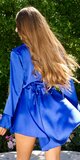 Elegantné saténové šaty s retiazkou Kráľovská modrá