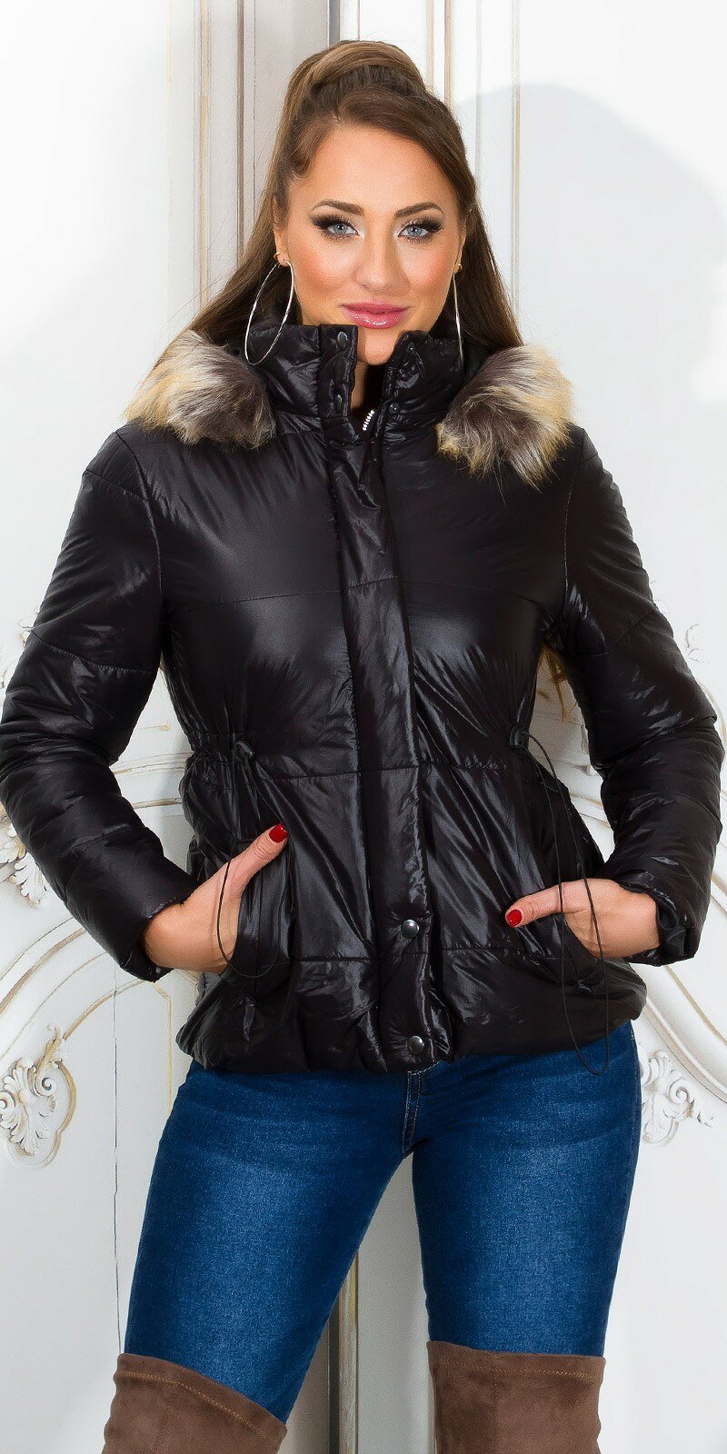 Zimná bunda so šnúrkou v páse Čierna