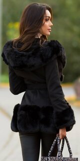 Čierny zimný kabát s kožušinou Čierna