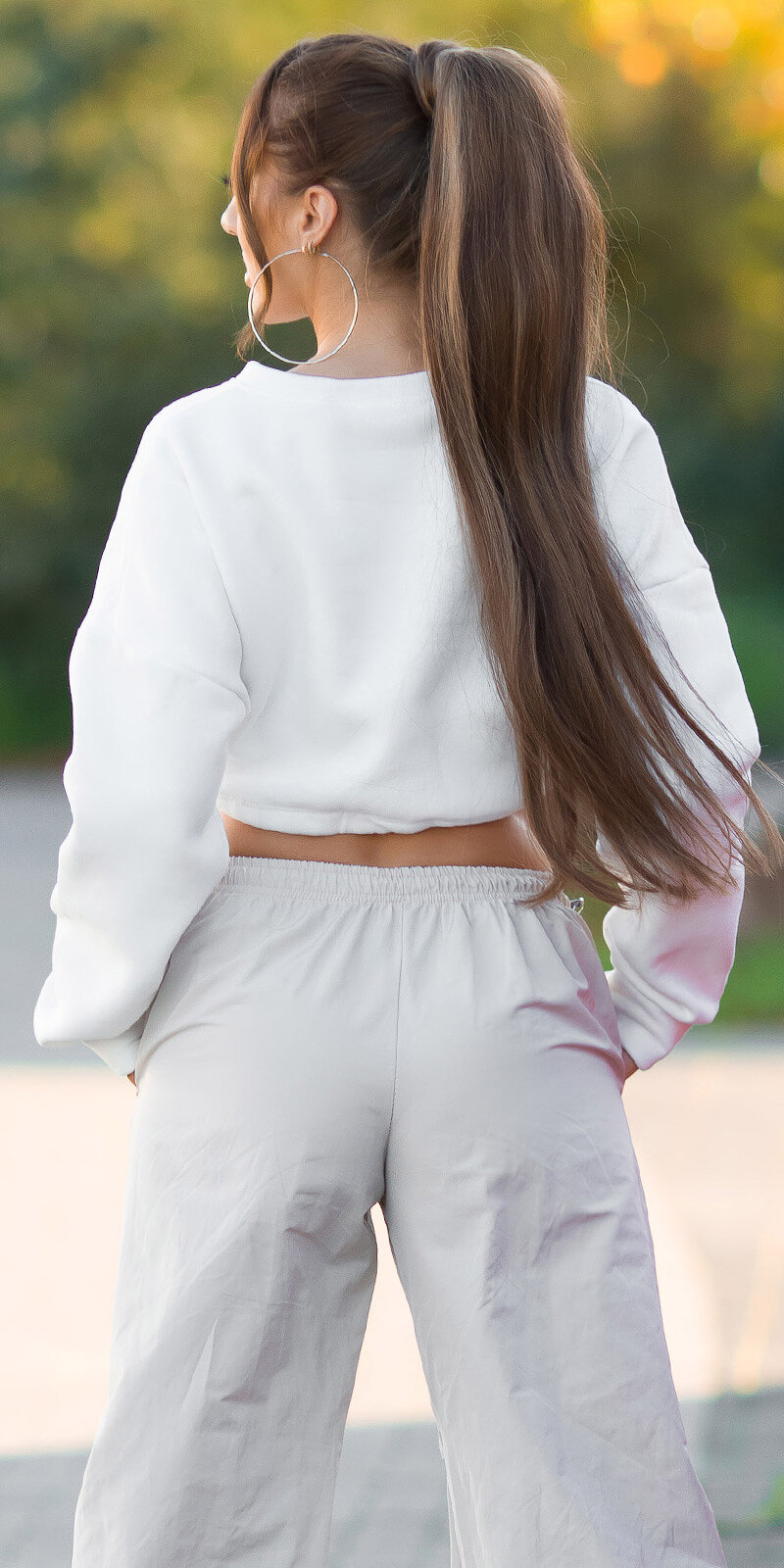 Krátky teplákový sveter so šnúrkami Biela