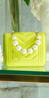 Mini dámska kabelka s perlami Svetlá zelená
